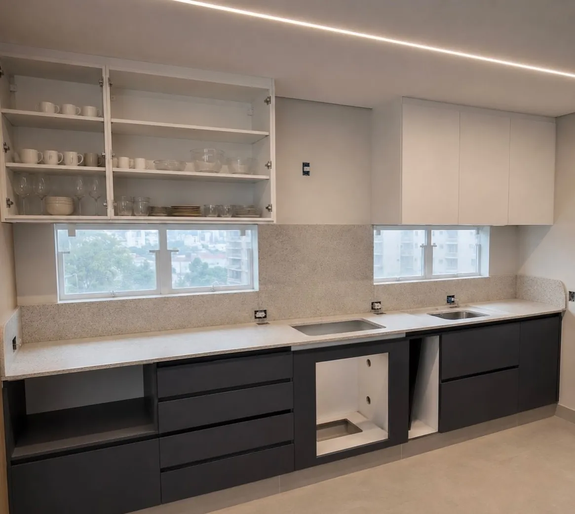 Cozinha com bancada e frontão em Granito Branco Itaúnas e armários grafite